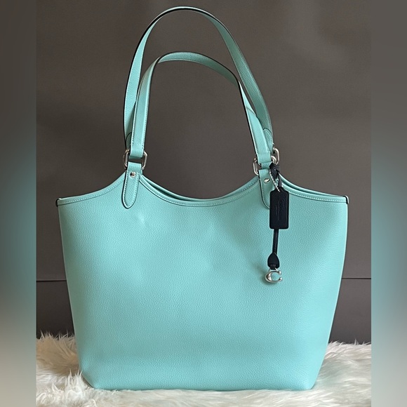 C6337 - Coach Day Tote - Picture 4 of 14